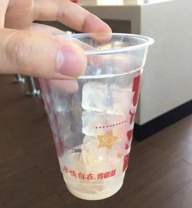 產房外老公最暖姿勢，有這樣的老公，誰還害怕生孩子？