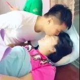 產房外老公最暖姿勢，有這樣的老公，誰還害怕生孩子？