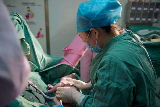 產房外老公最暖姿勢，有這樣的老公，誰還害怕生孩子？