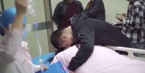 最暖老公！產房外來回踱萬步「急喊不要生了」心疼老婆不適　換西裝捧花「跪地告白」：愛人辛苦了