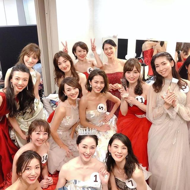日本美魔女大賽！52歲凍齡素人斬獲冠軍　台風優雅自信「超火辣身材」更令網友驚嘆