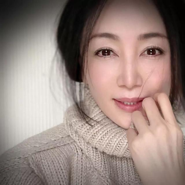 日本美魔女大賽！52歲凍齡素人斬獲冠軍　台風優雅自信「超火辣身材」更令網友驚嘆