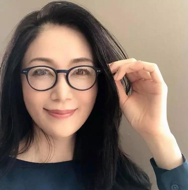 日本美魔女大賽！52歲凍齡素人斬獲冠軍　台風優雅自信「超火辣身材」更令網友驚嘆
