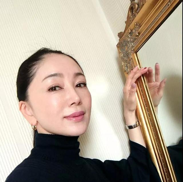 日本美魔女大賽！52歲凍齡素人斬獲冠軍　台風優雅自信「超火辣身材」更令網友驚嘆