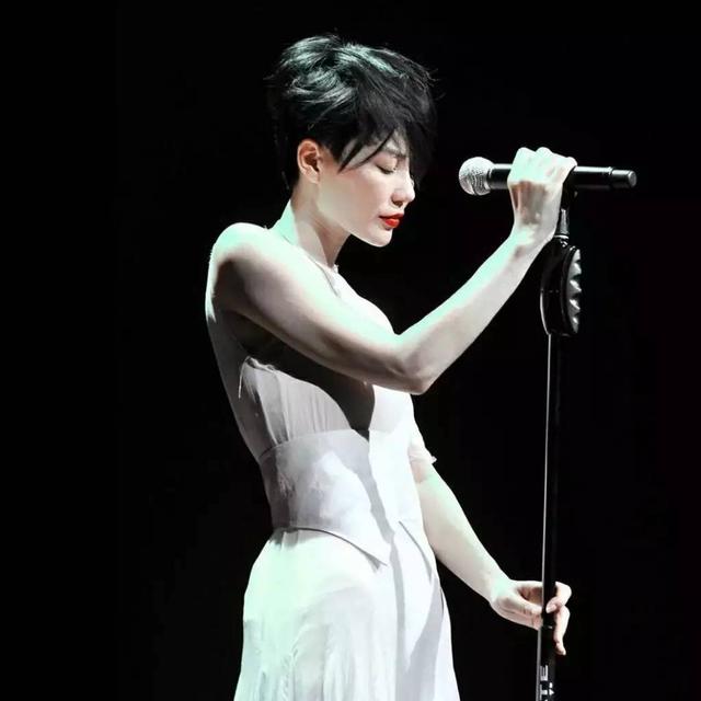 59歲葉倩文自認「根本沒比王菲紅」不在乎名利　此生「嫁給自己偶像」活得瀟灑就夠了！