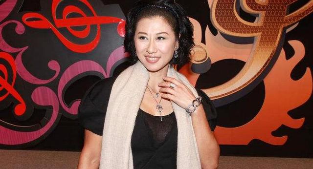 59歲葉倩文自認「根本沒比王菲紅」不在乎名利　此生「嫁給自己偶像」活得瀟灑就夠了！