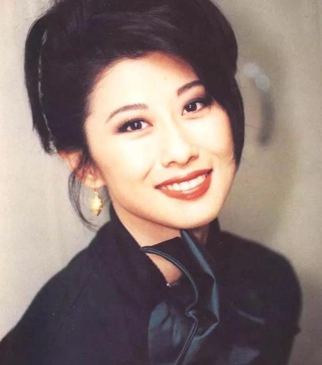 59歲葉倩文自認「根本沒比王菲紅」不在乎名利　此生「嫁給自己偶像」活得瀟灑就夠了！