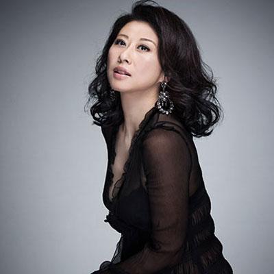 59歲葉倩文自認「根本沒比王菲紅」不在乎名利　此生「嫁給自己偶像」活得瀟灑就夠了！