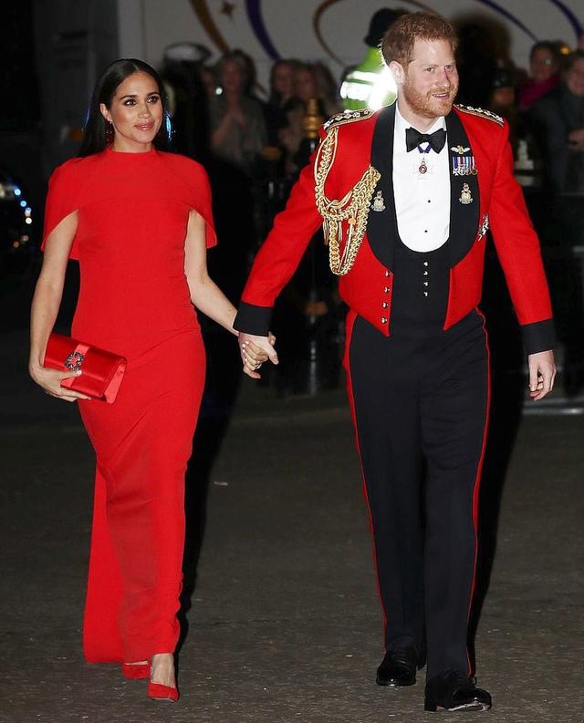 同為紅色斗篷裙！梅根高調亮眼存在感十足「西班牙王后嫵媚至極」黛安娜氣場無敵如女王