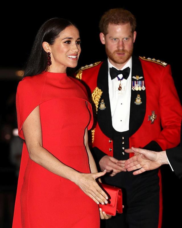 同為紅色斗篷裙！梅根高調亮眼存在感十足「西班牙王后嫵媚至極」黛安娜氣場無敵如女王