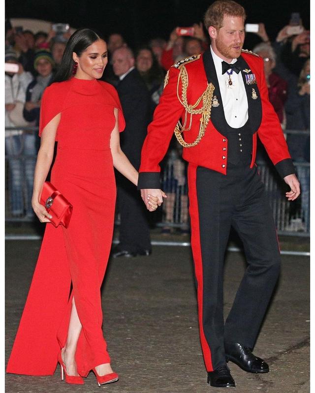 同為紅色斗篷裙！梅根高調亮眼存在感十足「西班牙王后嫵媚至極」黛安娜氣場無敵如女王