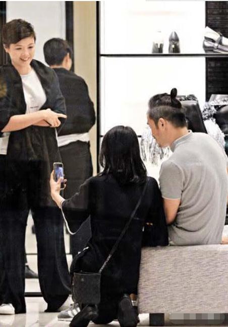 富商千金嫁「窮小子」！四年生三胎被嘲，如今他一人賺錢五人花超顧家，為了寵老婆把自己活成了豪門