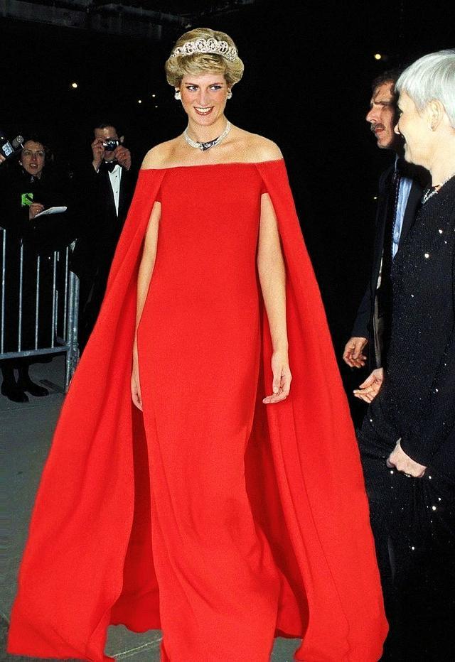 同為紅色斗篷裙！梅根高調亮眼存在感十足「西班牙王后嫵媚至極」黛安娜氣場無敵如女王