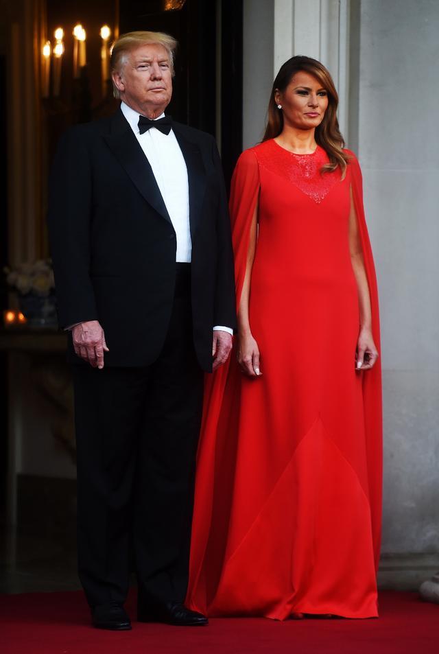 同為紅色斗篷裙！梅根高調亮眼存在感十足「西班牙王后嫵媚至極」黛安娜氣場無敵如女王