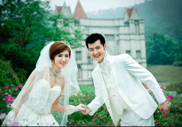 後期太過分 ！新人想拍「天使下凡」婚紗照，看到成品後發現「假人假婚紗」新娘氣炸：退費