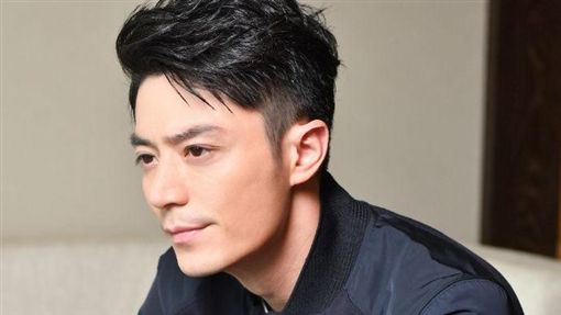 停工當奶爸！霍建華在家「和女兒玩綁頭髮」眼神超寵溺　老婆揭「婚姻秘訣」：彼此舒服最重要