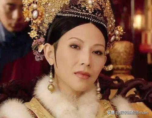母愛爆棚！蔡少芬素顏逗娃眼神好有愛，穿扎染牛仔服極具少女感，三胎後身材恢復得真好