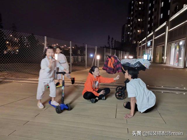 母愛爆棚！蔡少芬素顏逗娃眼神好有愛，穿扎染牛仔服極具少女感，三胎後身材恢復得真好