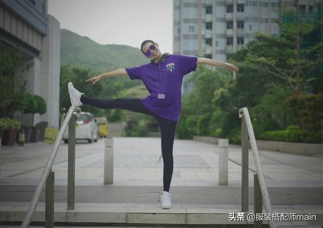 母愛爆棚！蔡少芬素顏逗娃眼神好有愛，穿扎染牛仔服極具少女感，三胎後身材恢復得真好