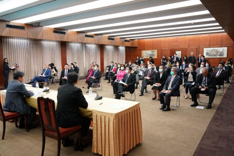 太羨慕台灣！陳時中赴外交部「各國使節都到齊」　求分享「我國防疫措施」：希望密切合作