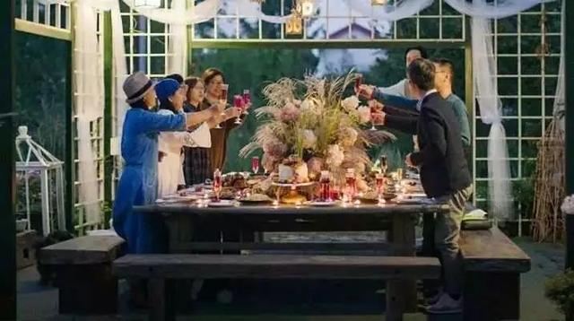 14位老人租兩棟別墅抱團養老，過起同吃同住的生活