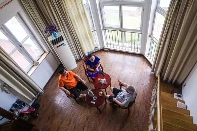 14位老人租兩棟別墅抱團養老，過起同吃同住的生活