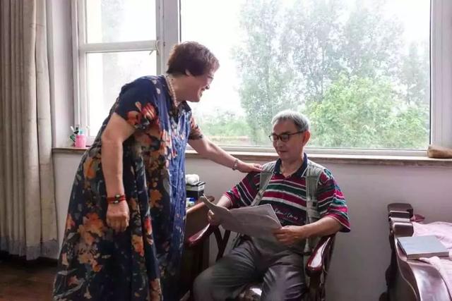 14位老人租兩棟別墅抱團養老，過起同吃同住的生活