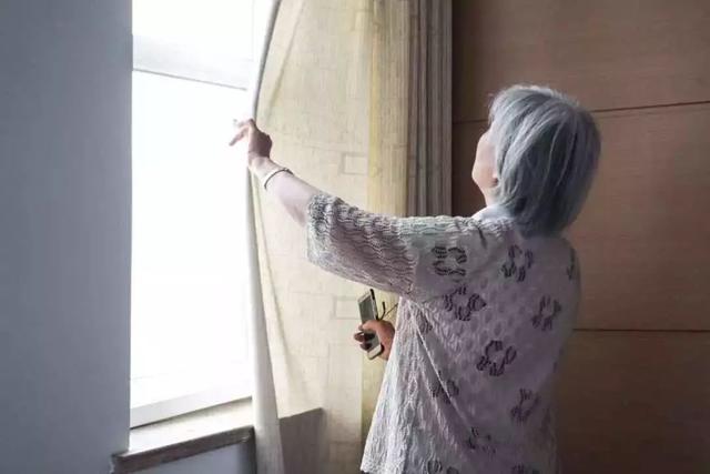 14位老人租兩棟別墅抱團養老，過起同吃同住的生活