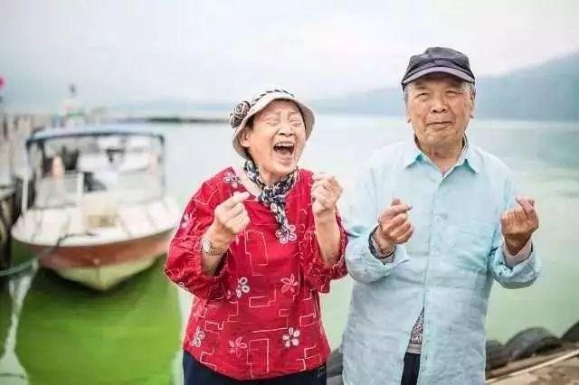 14位老人租兩棟別墅抱團養老，過起同吃同住的生活