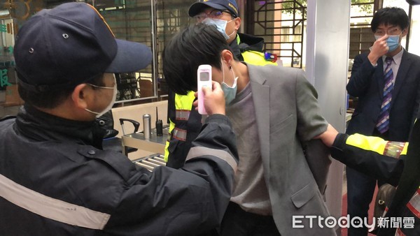 【新店騎士遇害】23歲兇嫌被控告哭喊：「太誇張了」　辯護律師跟著「跳出來幫他說話」護航護到底