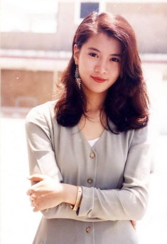 袁詠儀真「有料」！一襲蕾絲開叉裙大秀美腿，48歲身材真驚艷，當年「港姐」風韻猶存