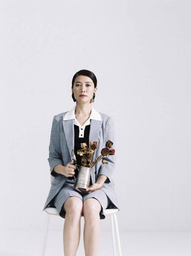 袁詠儀真「有料」！一襲蕾絲開叉裙大秀美腿，48歲身材真驚艷，當年「港姐」風韻猶存