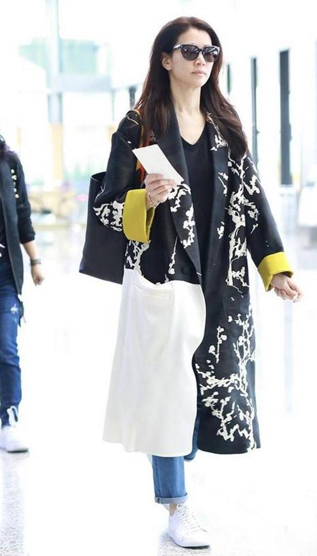 袁詠儀真「有料」！一襲蕾絲開叉裙大秀美腿，48歲身材真驚艷，當年「港姐」風韻猶存