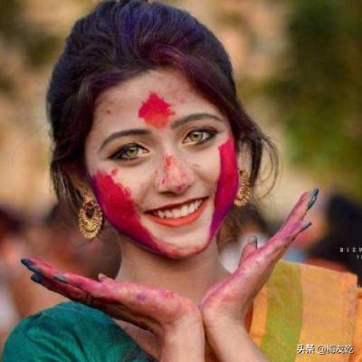 還記得因為「美瞳」走紅網路的印度美女嗎？當她去掉油彩，穿上婚紗的樣子，網友：高攀不起