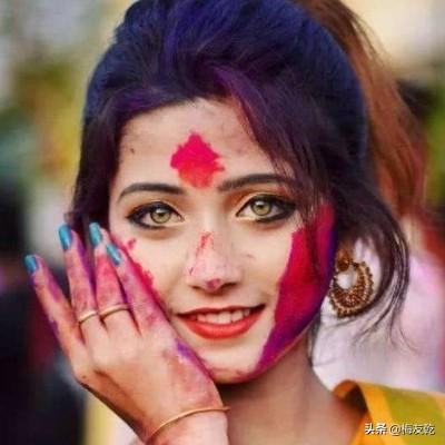 還記得因為「美瞳」走紅網路的印度美女嗎？當她去掉油彩，穿上婚紗的樣子，網友：高攀不起