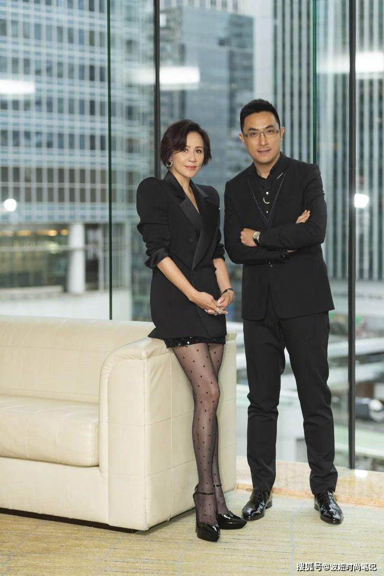 另類時尚咖!劉嘉玲「真空穿西裝+黑絲襪」展女王氣場,鏡頭下移亮點十足 網讃:真敢穿