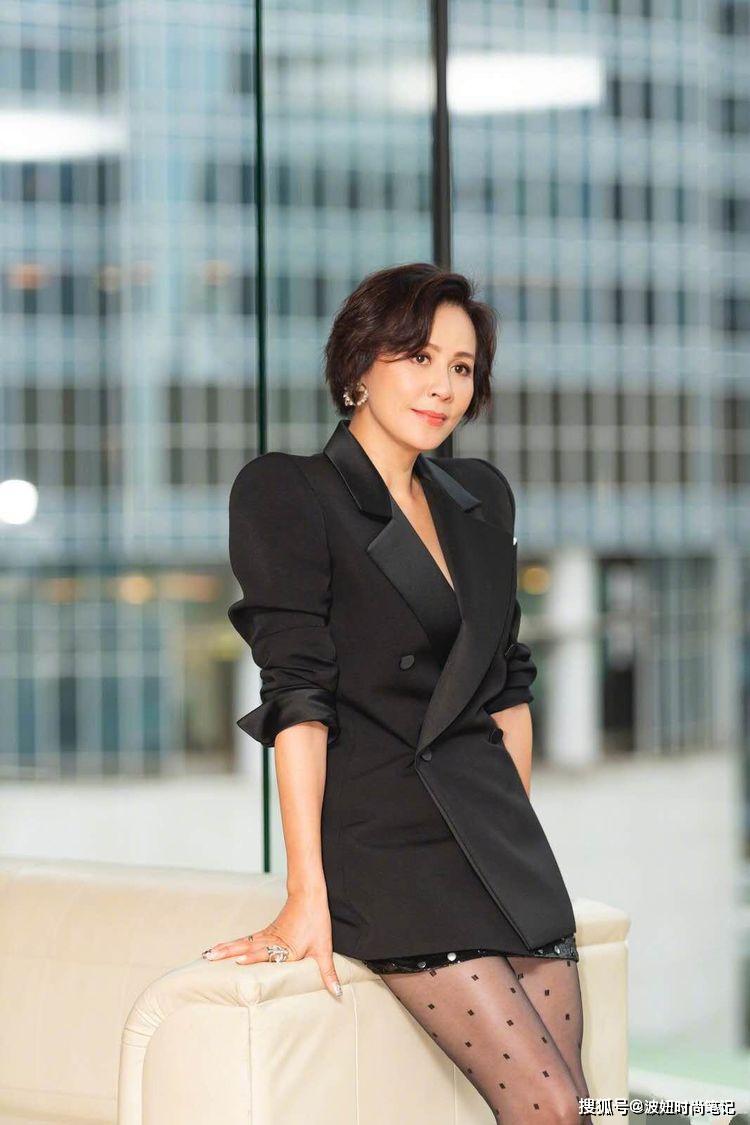 另類時尚咖!劉嘉玲「真空穿西裝+黑絲襪」展女王氣場,鏡頭下移亮點十足 網讃:真敢穿