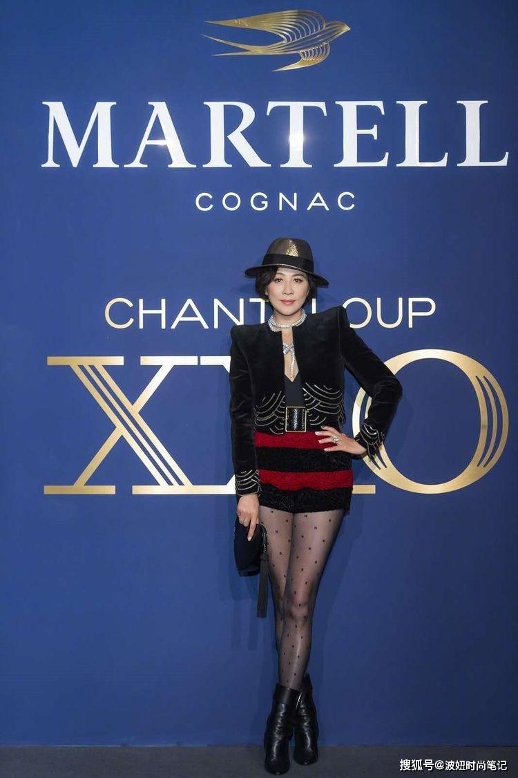 另類時尚咖!劉嘉玲「真空穿西裝+黑絲襪」展女王氣場,鏡頭下移亮點十足 網讃:真敢穿