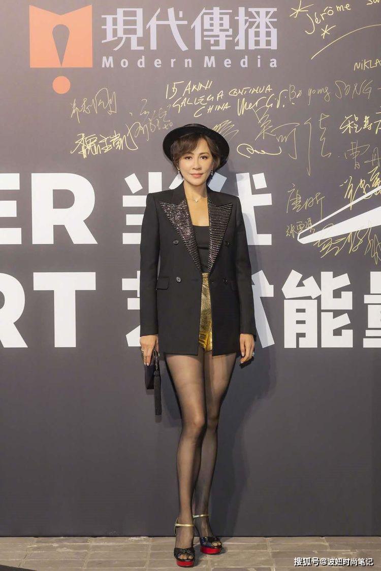 另類時尚咖!劉嘉玲「真空穿西裝+黑絲襪」展女王氣場,鏡頭下移亮點十足 網讃:真敢穿