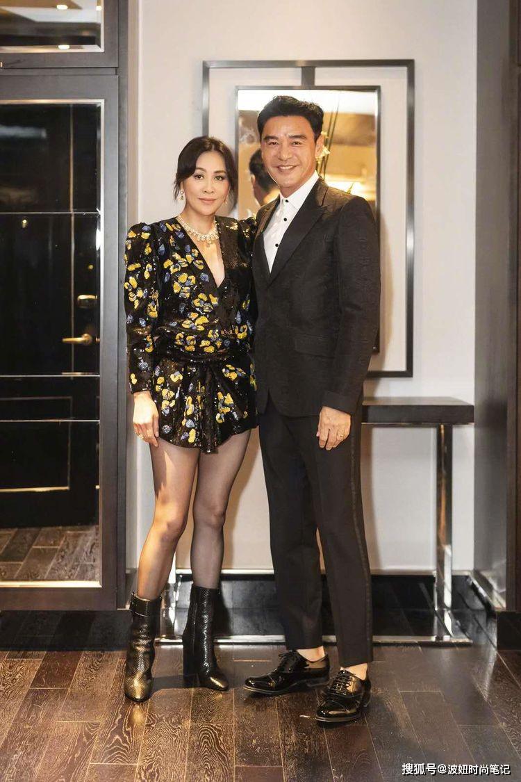 另類時尚咖!劉嘉玲「真空穿西裝+黑絲襪」展女王氣場,鏡頭下移亮點十足 網讃:真敢穿