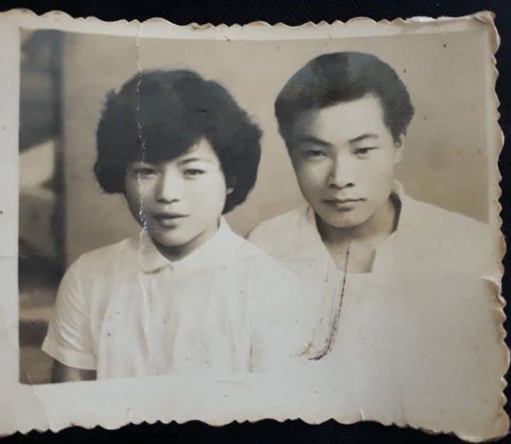 阿嬤上周離開!孫女翻出「阿嬤阿公舊照」求修復 神人熱心P圖「加碼獻上最美笑容」成果網泣:謝謝你幫忙