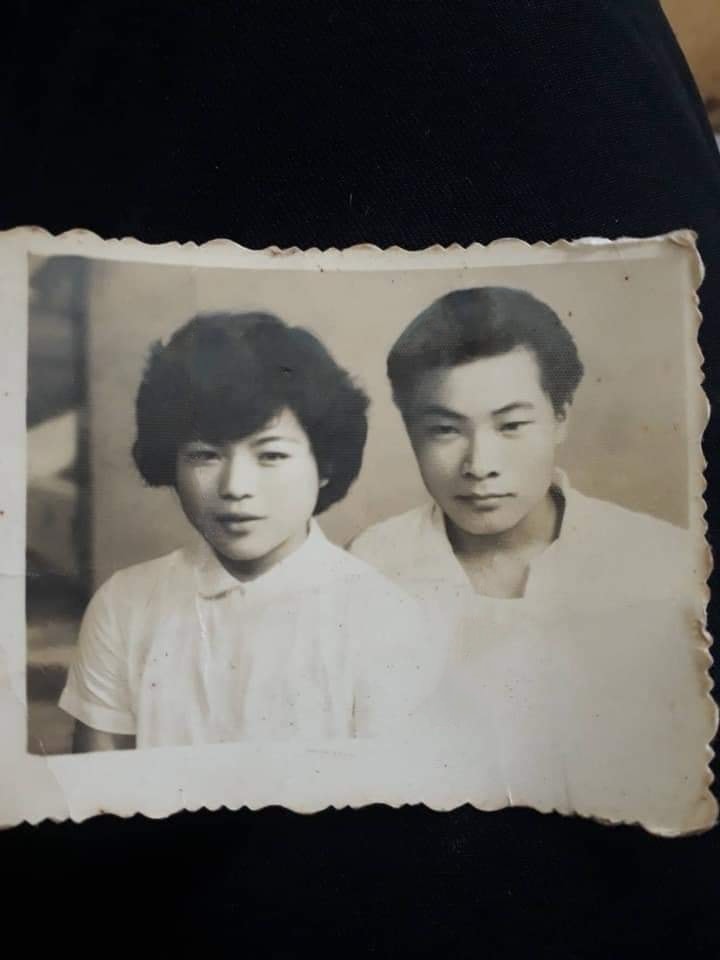 阿嬤上周離開!孫女翻出「阿嬤阿公舊照」求修復 神人熱心P圖「加碼獻上最美笑容」成果網泣:謝謝你幫忙