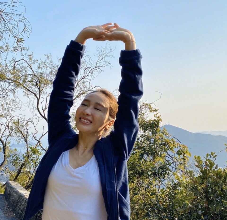 49歲黎姿罕曬爬山美照:穿運動裝笑容甜美活力十足 「抬手瞬間」意外展露姣好身材