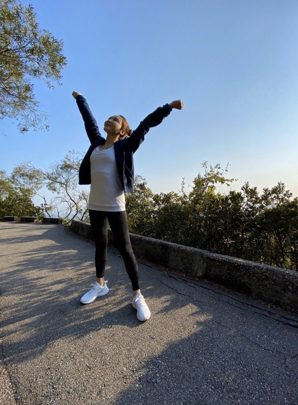 49歲黎姿罕曬爬山美照:穿運動裝笑容甜美活力十足 「抬手瞬間」意外展露姣好身材