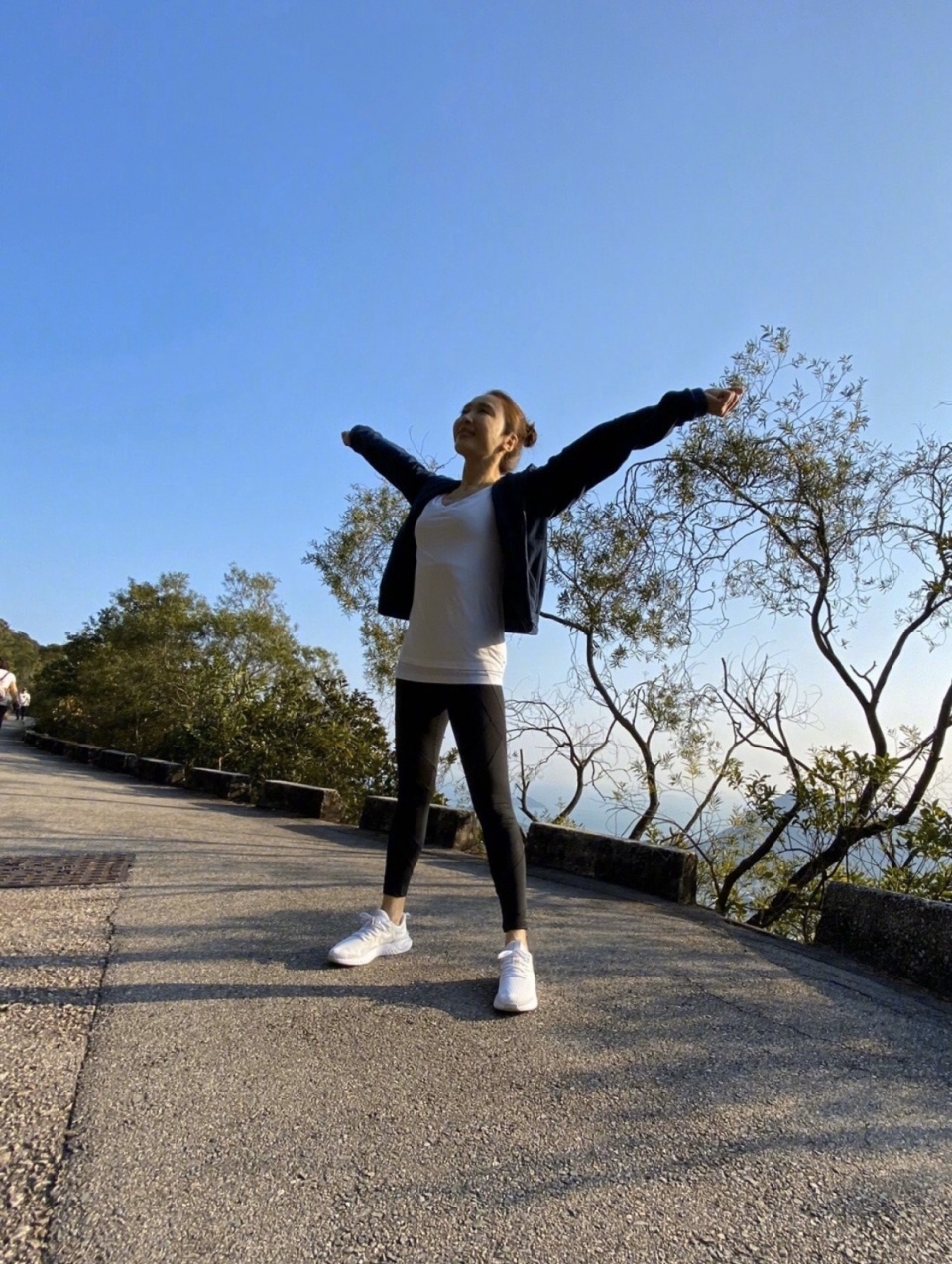 49歲黎姿罕曬爬山美照:穿運動裝笑容甜美活力十足 「抬手瞬間」意外展露姣好身材