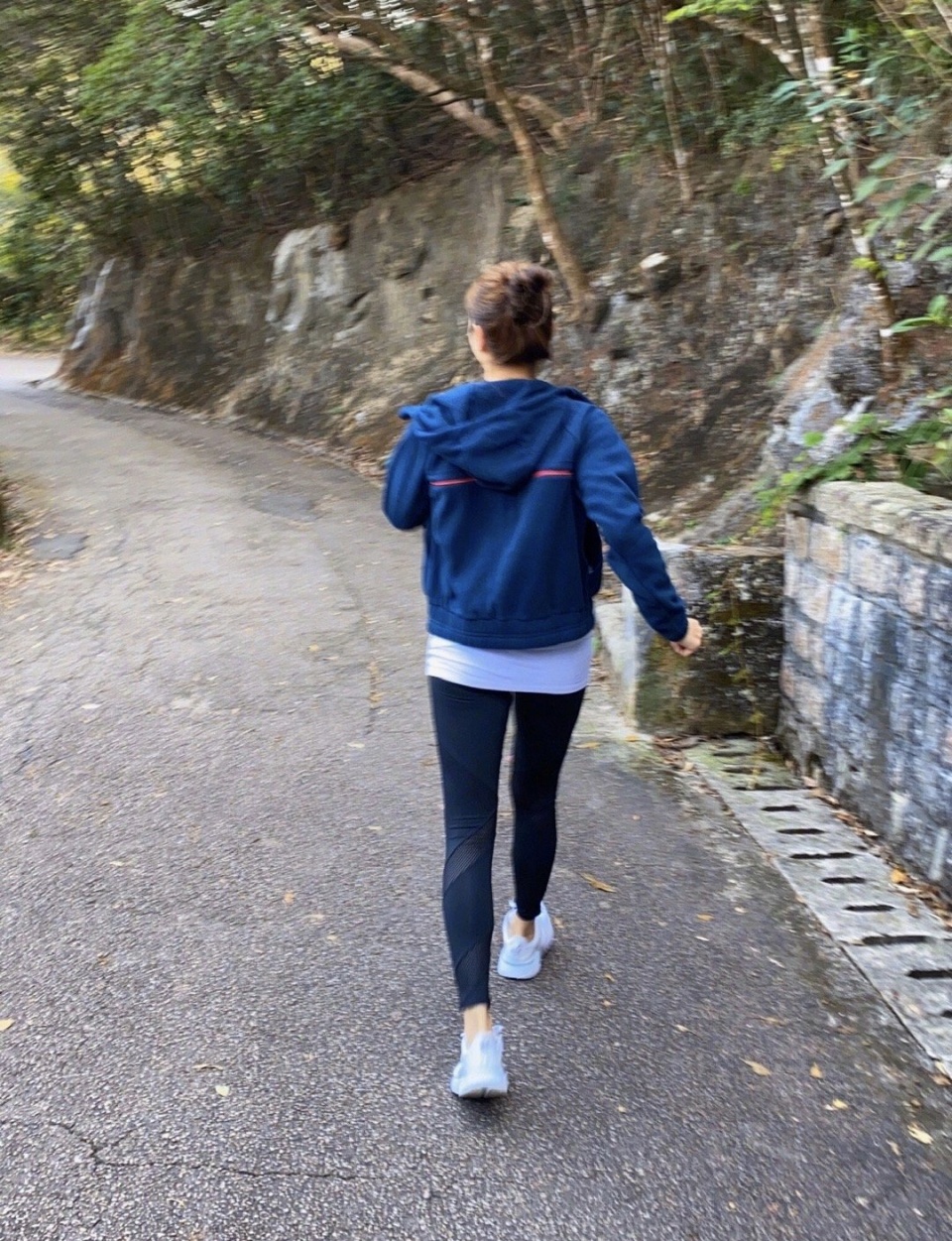 49歲黎姿罕曬爬山美照:穿運動裝笑容甜美活力十足 「抬手瞬間」意外展露姣好身材