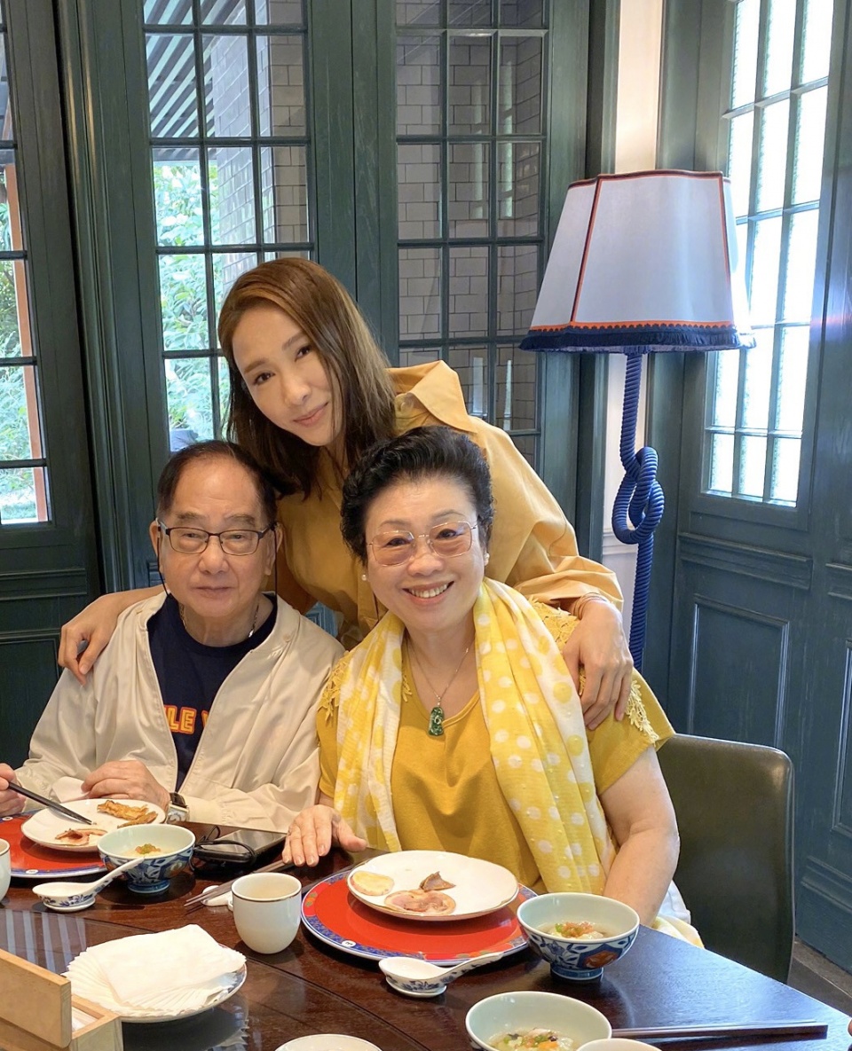 49歲黎姿罕曬爬山美照:穿運動裝笑容甜美活力十足 「抬手瞬間」意外展露姣好身材