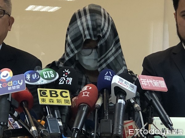 逼藥師下跪磕頭！南港阿嬤「惡行全被錄下」將提告2罪　女兒出面喊冤「絕對沒有的事」