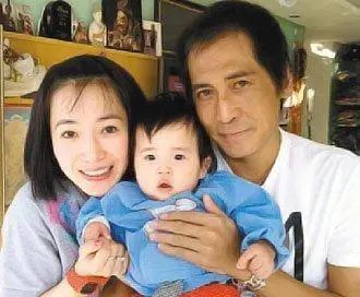 齊秦妻子近照曝光！「一頭捲髮」女人味十足，「兩人相差23歲」結婚十年仍恩愛如初 