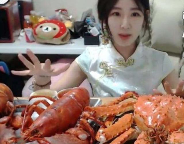 網紅吃播有多「假」？火鍋底料是蛋糕，辣椒油是飲料   最扯的是人：傻傻分不清